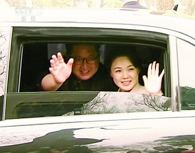 “外访初哥”金正恩和妻子李雪主,登上黑色专车离开时,与站在车外的中方领导人微笑挥手道别。