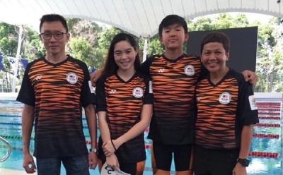 (左起)杨伟伦、严承盈、张进翔同训练丽妮在训练后合影。