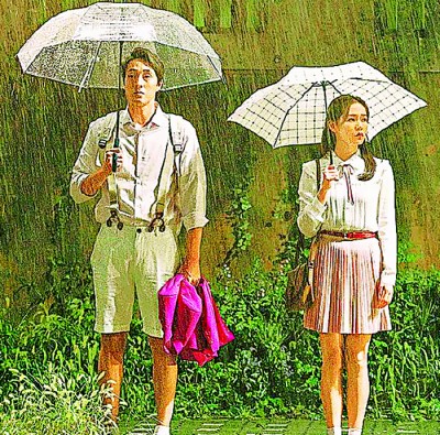 苏志燮(左)在片中“回春”变成大学生,与孙艺真约会。
