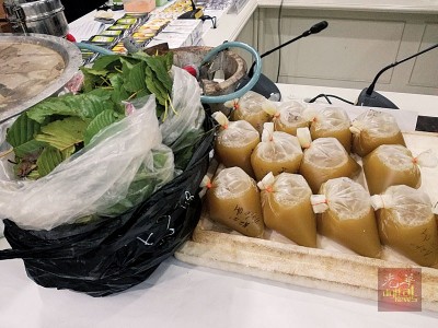 韩查(右2)通往记者展示警方所起获的毒品。