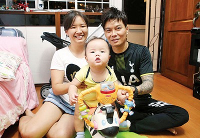 湯鈞媄在小兒子出生後,發現丈夫林繡氵明尿液中有血,去年年底驗出患上罕見癌症,但一家子正面面對一切,積極地一同抗癌。
