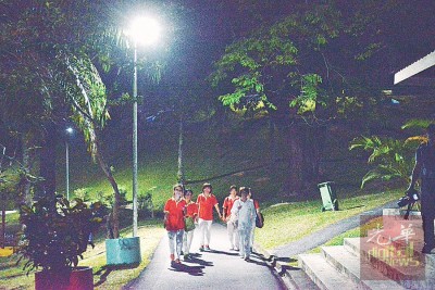 武吉南玛休闲公园每日清晨5时30分至早上7时30分,及晚上7时30分至11时将会亮灯,届时民众在天黑时段也可继续活动。