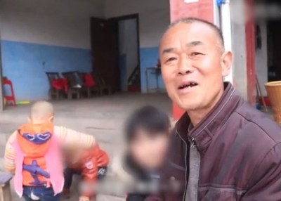 男童的爷爷称蛇没有毒,才放心吃他们打。