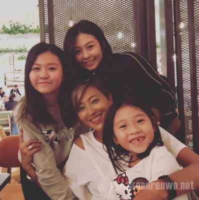 邱淑贞有3个女儿,分别为大女儿沈月(后排右)、二女儿沈日(后排左)、三女儿沈晨(前),中间为3人干妈上山师诗钠。
