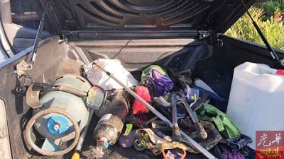 自嫌犯小卡车所搜到的破门器具,包金属探测器。