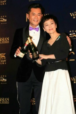 《先后12交亚洲电影大奖》影帝古天乐以及影后张艾嘉庆祝获奖。
