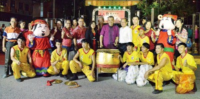 陈德钦与华光大帝龙狮团成员马华大山脚区会成员合影。