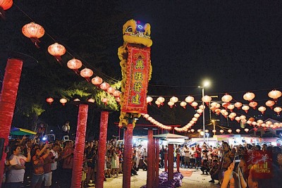 大桩舞狮呈献高难度的动作,于群众拜年!