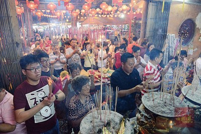 到处信徒涌入海珠屿大伯公庙膜拜,希冀神明保佑平安,实现!