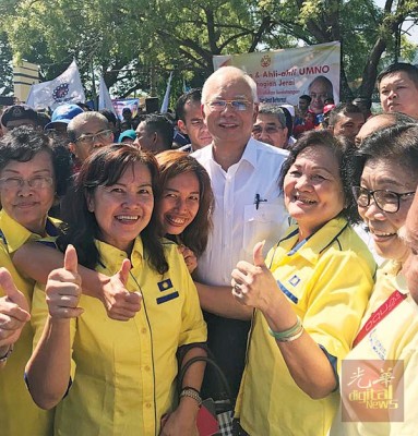 马华日莱区会妇女组成员把握机会与首相合照留念。