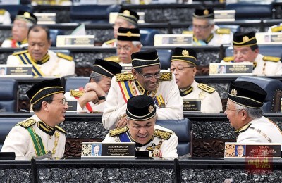 国会解散前的最后一次下议院议会周一开幕,国阵巨头排排坐言谈甚欢,气氛轻松愉快。前排左起:马华总会长拿督斯里廖中莱、副首相拿督斯里阿末扎希及首相纳吉;后为国大党主席拿督斯里苏巴玛廉。