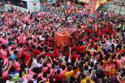 义兴路行宫现场人头攒动,挤,热闹非凡。