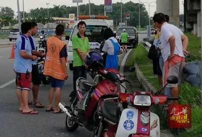 死者母亲与妹妹在现场痛哭。
