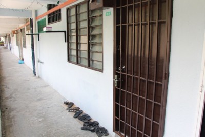 两名同居的屋友被警方扣留助查,屋子大门已经上锁。