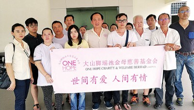 亲属感谢善心人士捐助料理杜木坤身后事，左为卢倩婷，左8为何永发。