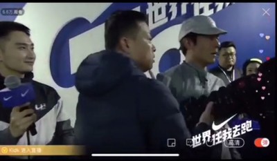 陈冠希被人连推带拉带离现场。