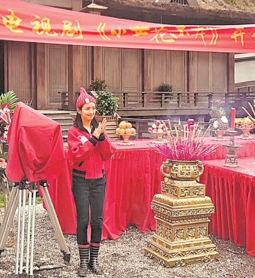 林依晨低调现身横店《小女花不丢》剧组。