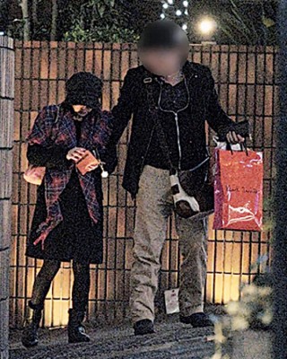 44岁日本女星高桥由美子被爆搭上人夫,日前更开房断正。