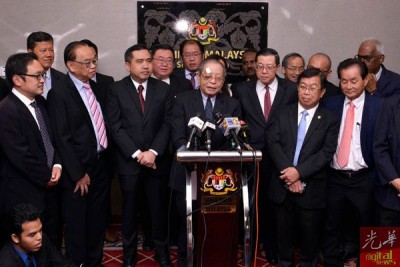 林吉祥(站者中)与一众行动党国会议员召开记者会,劈头就以“我很好”向关心的人士报平安。