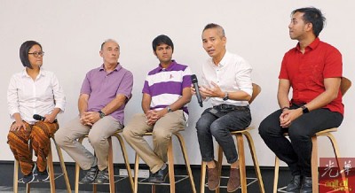 王英才(右2)在邱思妮(左1)邀请下接受主讲人及公众的提问。