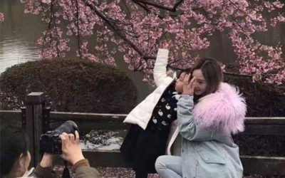 李小璐以及女甜馨日前以东京赏樱。