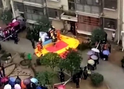 女童掉落救生气垫后,与会医护人员以及消防员即上前查看其场面。