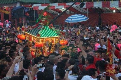 轻男们个个精神抖擞地摇着神轿。