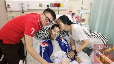 母親吳秀玲與小弟益煒在益祥生命垂危時給他最後的鼓勵。
