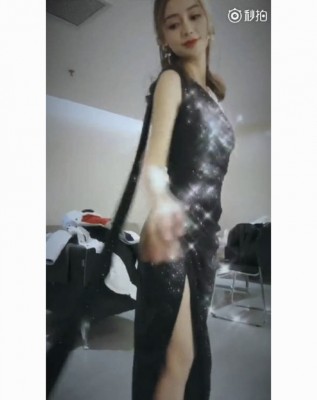 Baby一身开衩礼服露出美腿。