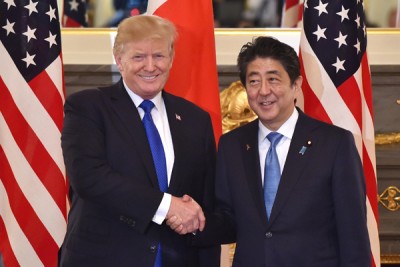 安倍晋三(右)将于4月中访美,与特朗普(左)谈论朝鲜等议题。