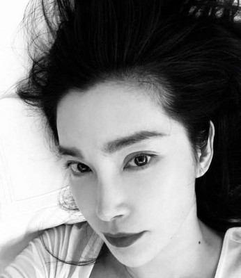 李冰冰晒各种角度自拍照,霸气直呼:“好看的人不需要技术和角度”。
