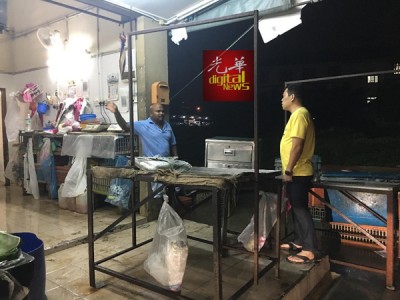 巴刹鸡档业者表示,这次水灾有大约200只鸡被活活淹死,损失惨重。