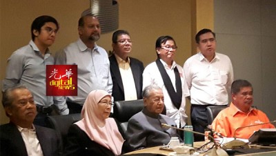 马哈迪(坐者左3)主持希联高阶领袖会议后,向媒体发表讲话。坐者左起是慕尤丁、旺阿兹莎及莫哈末沙布。