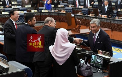 阿末扎希在国会下议院休会后,走到“对面”向反对党领袖拿督斯里旺阿兹莎(右起)、林吉祥、林冠英(左1)握手致谢。