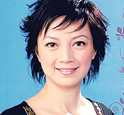 杨婉仪具有圆溜大眼睛、福笑容。