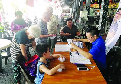 锺俊洁每周都固定在南山咖啡店开设服务站。
