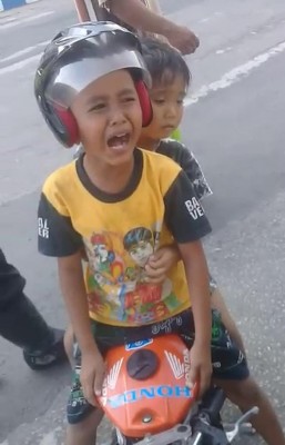 5岁男童雷图载着同龄男童,在马路上“飙速”,结果遭警方拦截时,哭求别没收他的迷你摩托车。