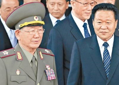 黄炳誓(左)已让指涉贪腐和卖官等。
