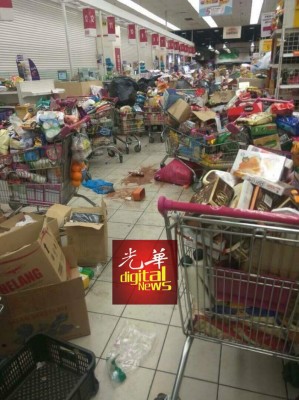 装满物品的推车随意放在一旁。