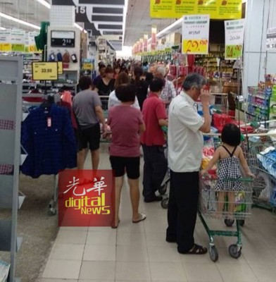 许多民众接到消息后,涌入宜康省扫购商品。(取自脸书)