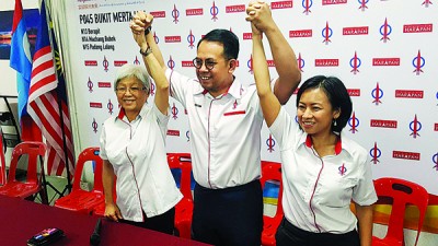 行动党大山脚一国两州候选人出炉,左起章瑛、沈志强、王丽丽。