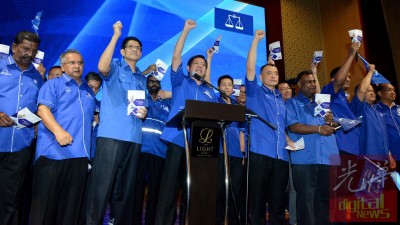 槟州国阵主席邓章耀振臂高呼:“大家准备好了吗?”