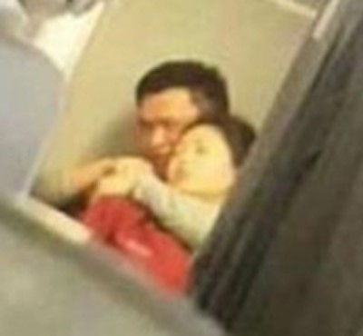 阳乘客在机舱内用钢笔挟持空姐。
