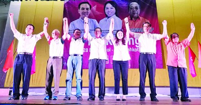 希望联盟居銮国席与明吉摩候选人尘埃落定,陈泓宾(左起)、李高、刘镇东、林冠英、黄书琪、周忠信、莫哈末赛益高呼支持者继续支持希望联盟。