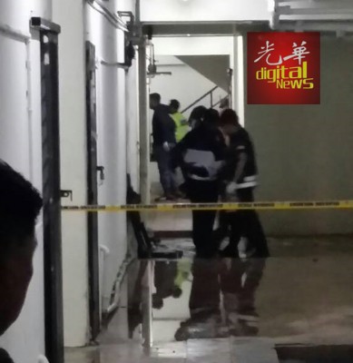 死者遭人攻击致死,卧尸在组屋走廊,警方随后到场查案。