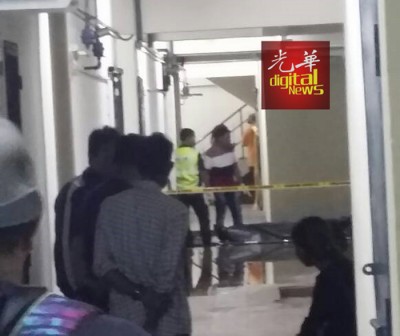 死者遭人攻击致死,卧尸在组屋走廊,警方随后到场查案。