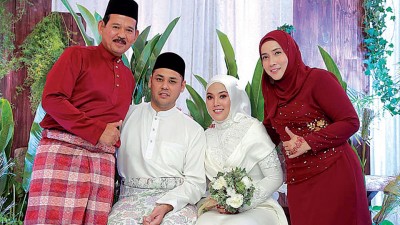 赤拉特地选在父母结婚纪念日举行婚礼,受大人(名牌歌手N.D.Lala)与妈妈开心又激动。