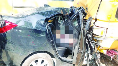 轿车插入罗里下,死者与另一名女乘客夹毙车内。