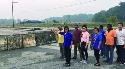 陈赛珍(左2)一行人指峇都加湾周边道路工程,州政府延迟进行,是原任州议员辜负人民的委托及信任。