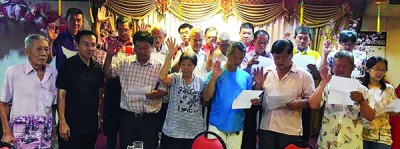 新届理事会在沈康龙(左起)和陈栋良监誓下宣誓。